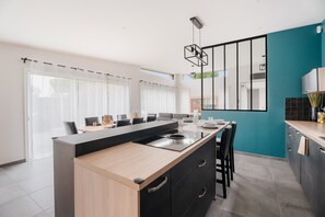 Frigorifero, microonde, forno, piano cottura