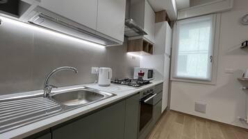 KĂŒhlschrank, Mikrowelle, Ofen, Herdplatte