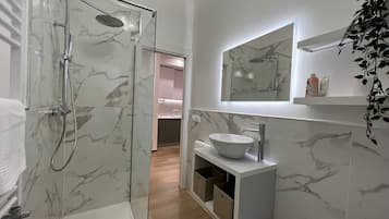 Shower, hair dryer, towels