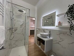 Chuveiro, secador de cabelo, toalhas de banho 