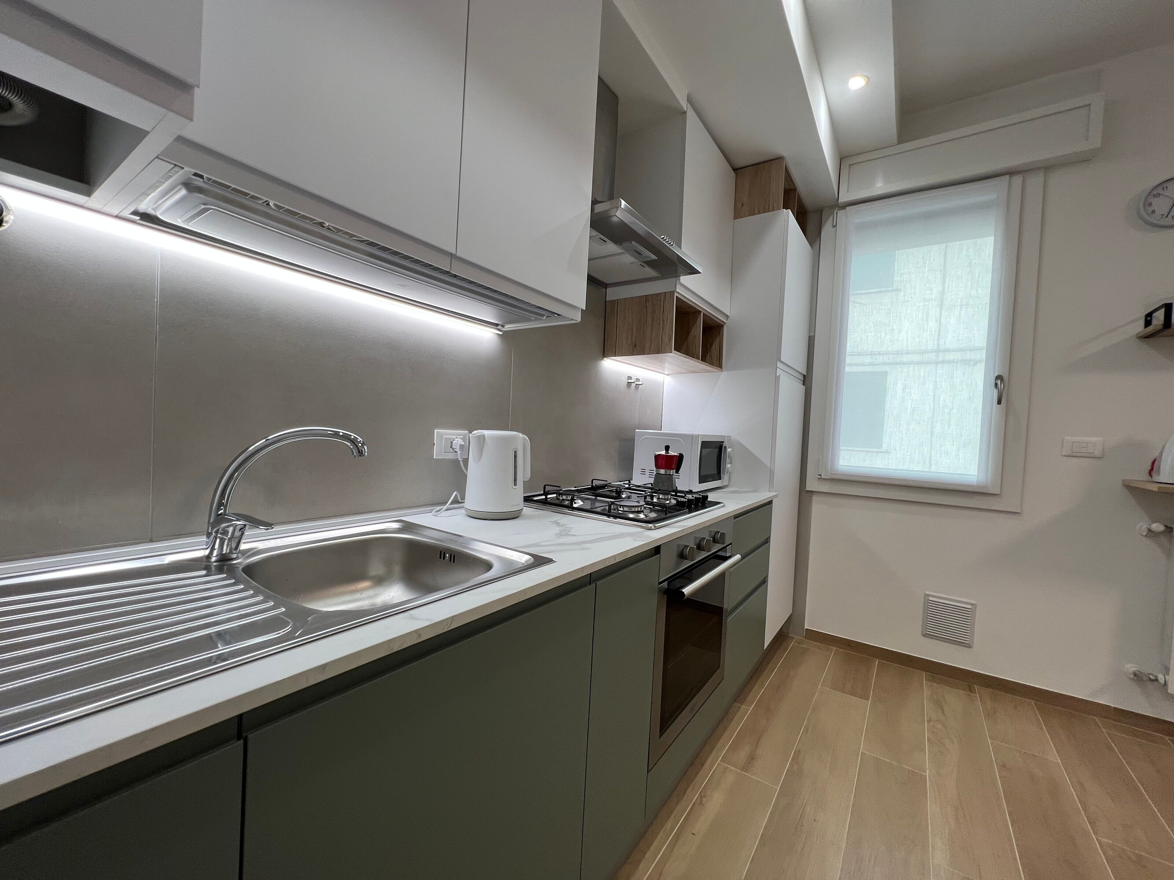 Kühlschrank, Mikrowelle, Ofen, Herdplatte