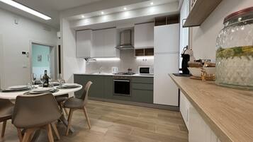 KĂŒhlschrank, Mikrowelle, Ofen, Herdplatte