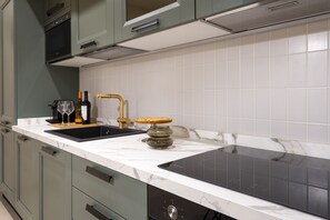 Fridge, microwave, oven, stovetop - Apartment "Dimora Màufra" with Wi-Fi & A/C (Locorotondo)