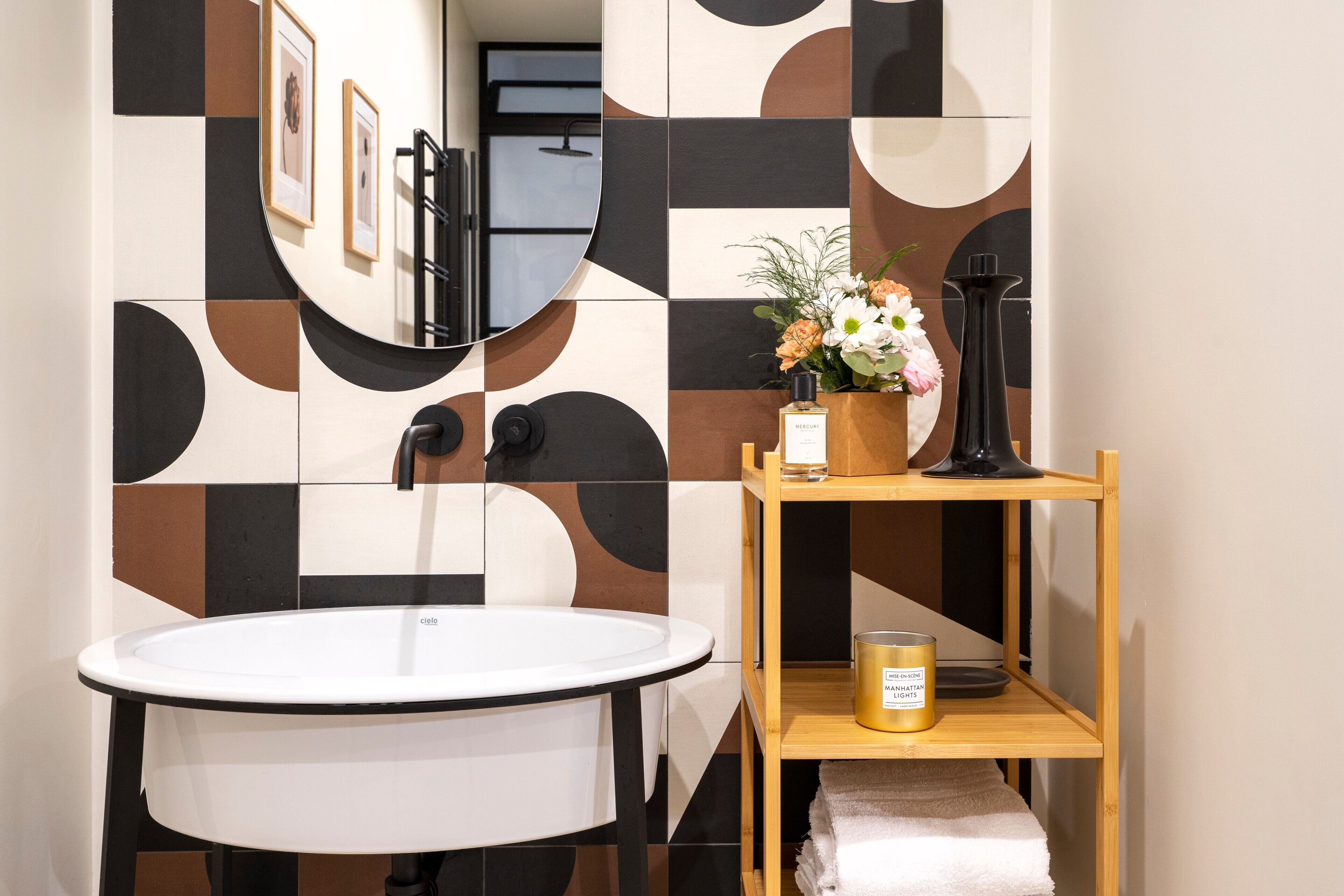 Chuveiro, secador de cabelo, toalhas de banho 