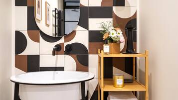 Chuveiro, secador de cabelo, toalhas de banho