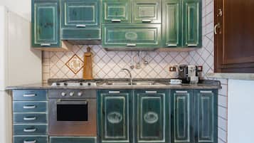 Fridge, oven, stovetop, coffee/tea maker