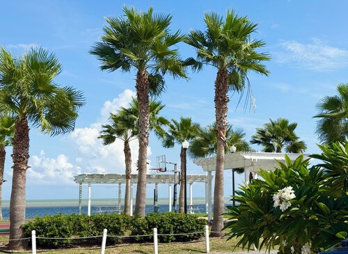 Bayfront Cottage - Pool - Hot Tub - Close to Beach