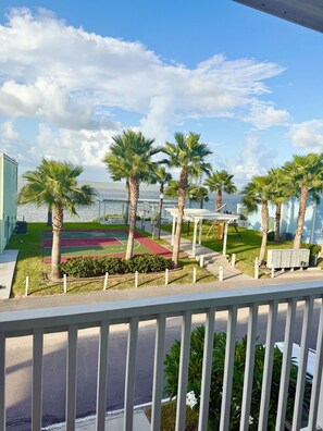 Property grounds - Bayfront Cottage - Pool - Hot Tub - Close to Beach (Port Isabel)