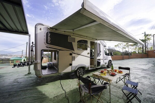Outdoor dining - Mobile Home "Cerca De Barcelona" with Mountain View, Shared Terraces & Private Garden (Montcada i Reixac)