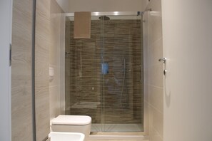 Ducha, secador de pelo y toallas