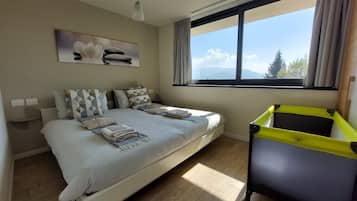 1 habitación, tabla de planchar con plancha, wifi gratis y ropa de cama