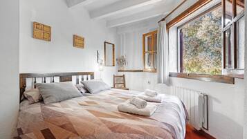 6 bedrooms, iron/ironing board, free WiFi, bed sheets