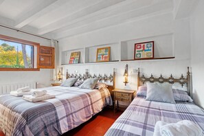 6 bedrooms, iron/ironing board, free WiFi, bed sheets