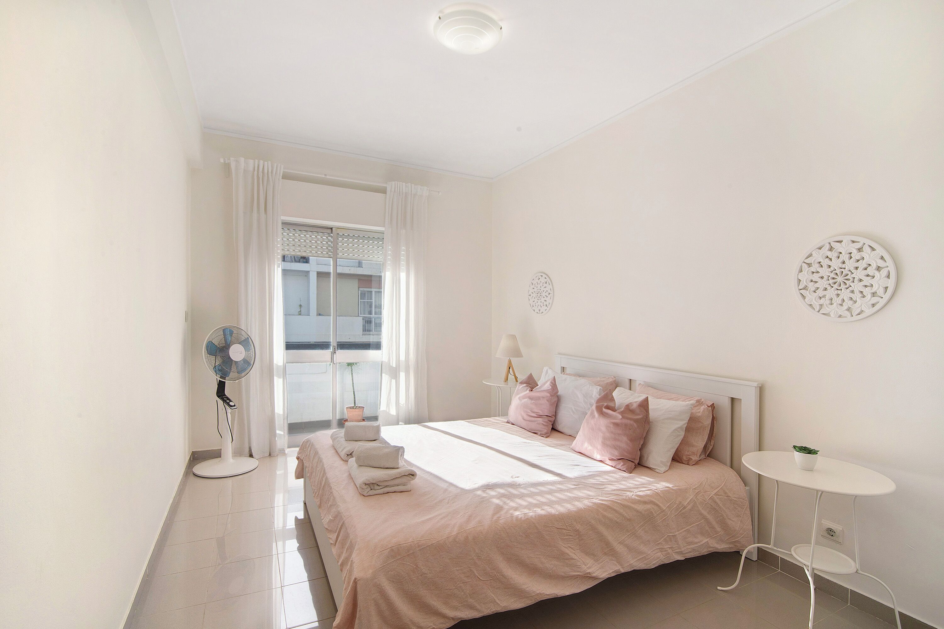 2 室のベッドルーム、WiFi (無料)、ベッドシーツ