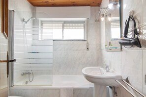 Een douche, een haardroger, handdoeken