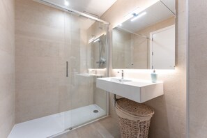 Shower, hair dryer, towels - Apartment "La Cala Calaserena" with Shared Pool & Wi-Fi (La Cala de mijas)