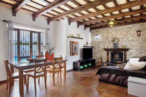 Maison de vacances "Villa Mami - familles uniquement" avec mini-piscine privée, 2 terrasses privées et Wi-Fi