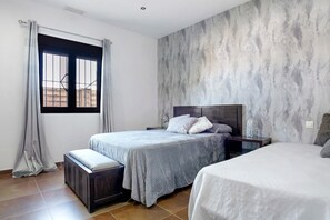 3 soverom, strykejern/-brett, wi-fi (inkludert) og sengetøy