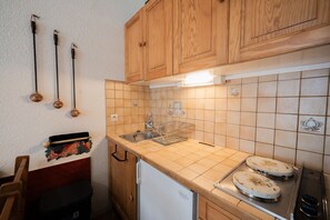 Fridge, microwave, stovetop, coffee/tea maker - Studio '4 Personnes Ax3domaines 20' (4 people) (Ax-les-Thermes)