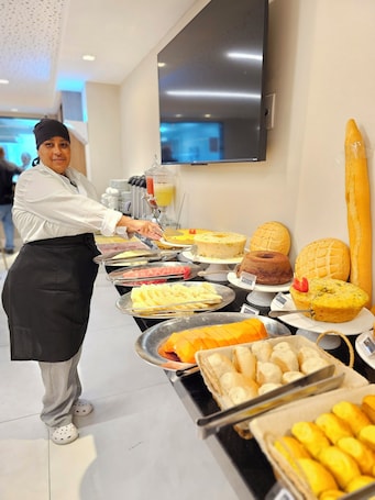 朝食 (ビュッフェ)、毎日提供 (無料). エアロホテル
