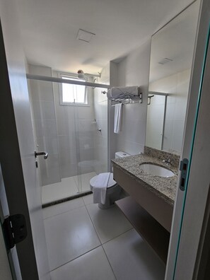 Apartamento Executivo | Banheiro | Produtos de toalete grátis, toalhas de banho