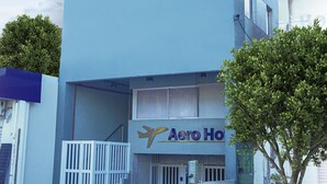 Ein Gebäude mit einer Beschilderung, auf der „Aero Hotel“ steht, und dem Logo eines Flugzeugs.