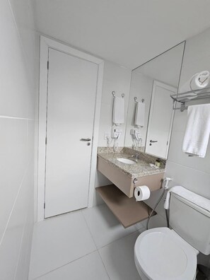 Phòng (Apartamento Executivo Triplo) | Phòng tắm | Đồ dùng nhà tắm miễn phí, chậu vệ sinh/vòi rửa, khăn tắm 