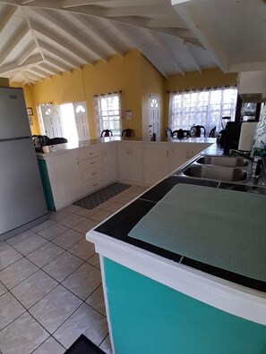 冷蔵庫、電子レンジ、オーブン、コンロ