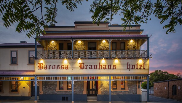 Barossa Brauhaus -hotelli, jossa on kaksikerroksinen julkisivu, kivikoristeita ja parveke, jossa on koristeelliset kaiteet.