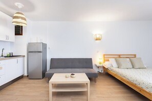 Tabla de planchar con plancha, wifi, ropa de cama