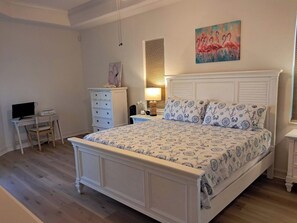 3 Schlafzimmer, Schreibtisch, Bügeleisen/Bügelbrett, Reisekinderbett