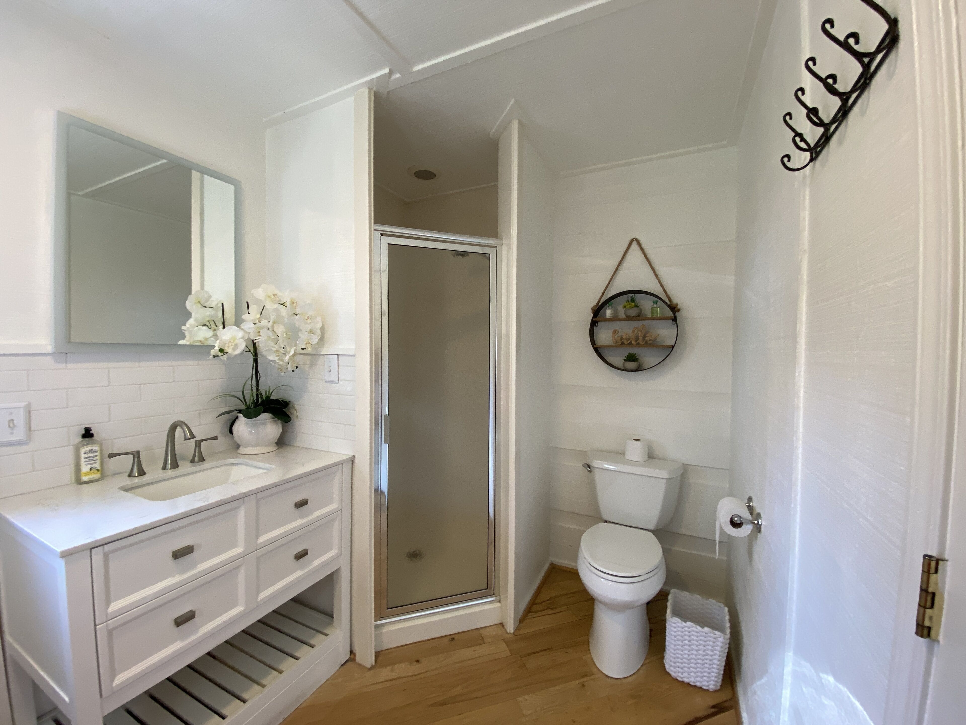 Shower, hair dryer, bidet, towels