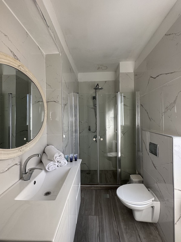 Standard-Apartment | Badezimmer | Umweltfreundliche Kosmetikartikel, Haartrockner, Handtücher, Seife