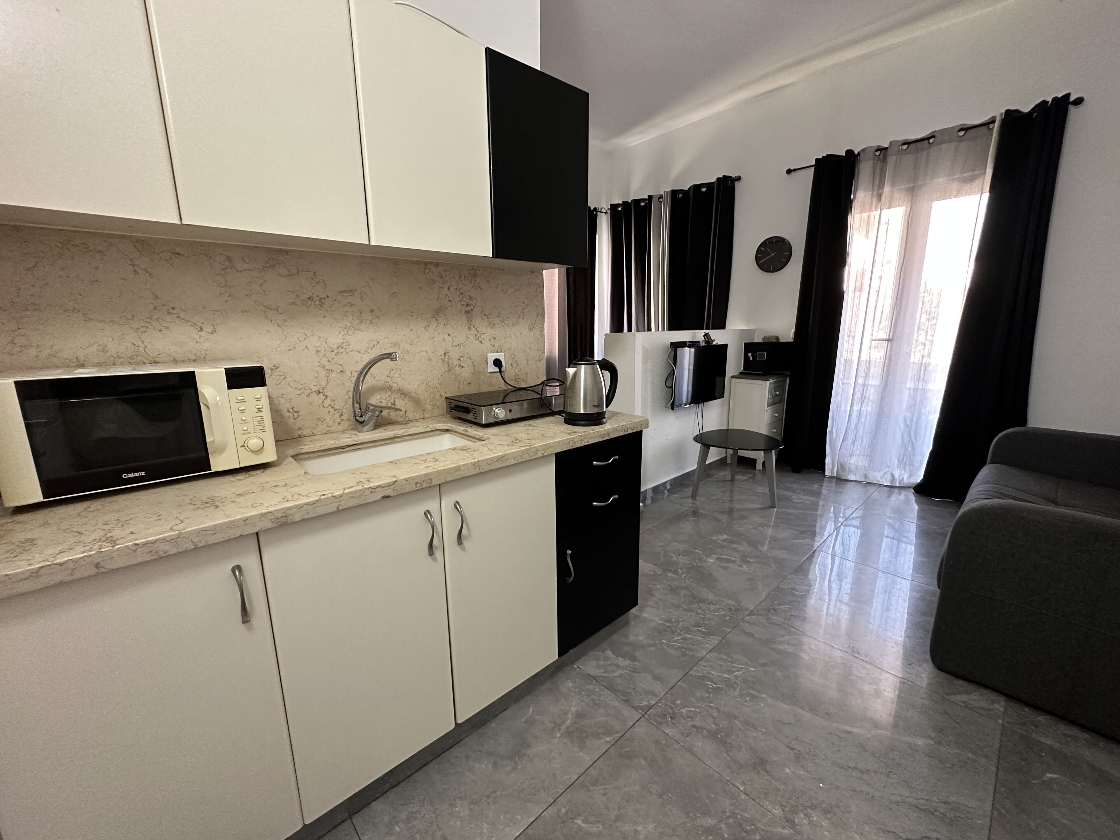 Basic Studio Suite | Private kitchen | Full-size fridge, microwave, oven, stovetop