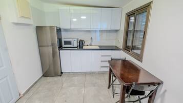 Apartamento com design assinado | Cozinha privada | Geladeira grande, micro-ondas, fogão, cooktop