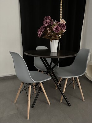 Standaard appartement | Dineren in de kamer