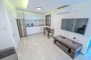 Signature-Apartment | Wohnbereich | 50-Zoll-Smart-TV mit Kabelempfang