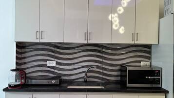 Apartamento standard | Cozinha privada | Geladeira grande, micro-ondas, fogão, cooktop