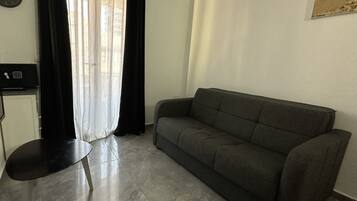 Basic Studio Suite | Ruang tamu | 50 inci sebuah televisyen pintar dengan kabel