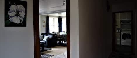 تلفزيون ذكي، مدفأة، كُتُب