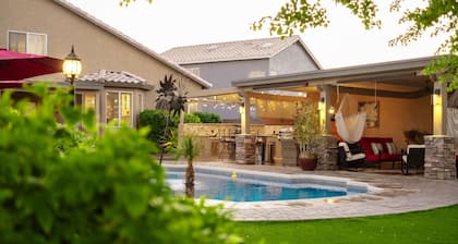 Lux City Pad: Shops & Fun Nearby