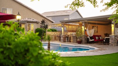 Lux City Pad: Shops & Fun Nearby