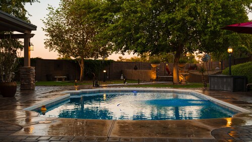 Lux City Pad: Shops & Fun Nearby