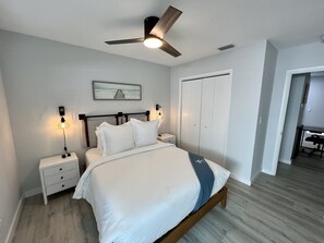 1 bedroom, desk, iron/ironing board, travel cot - Villa @ Michloe - Steps from Wilton Drive (Wilton Manors)