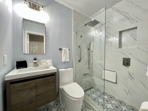 Douche, sèche-cheveux, serviettes fournies