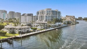 Un hôtel situé au bord de l’eau, composé de plusieurs bâtiments, doté d’un quai et offrant une vue dégagée sur l’eau.