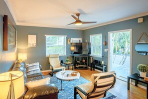 Smart TV, stereo - Vistamar Waterfront Beach Abode -Walk to the Beach (Fort Lauderdale)