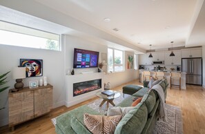 Smart TV, fireplace - New townhome with private rooftop deck and beautiful Mountain Views, 5 min to DU (Denver)