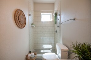 Shower, hair dryer, towels, soap - New townhome with private rooftop deck and beautiful Mountain Views, 5 min to DU (Denver)