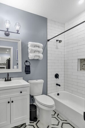 Hair dryer, towels, soap, shampoo - Family friendly home in Sanford (Sanford)